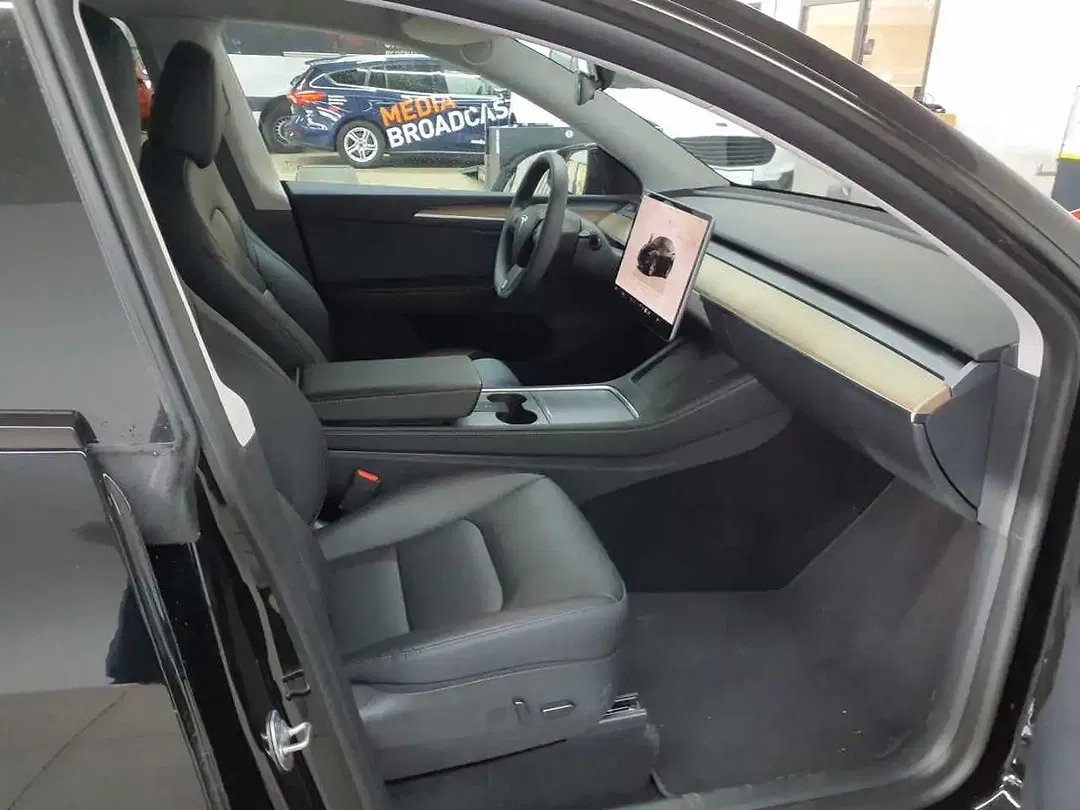 Tesla Model Y - Thumbnail 13
