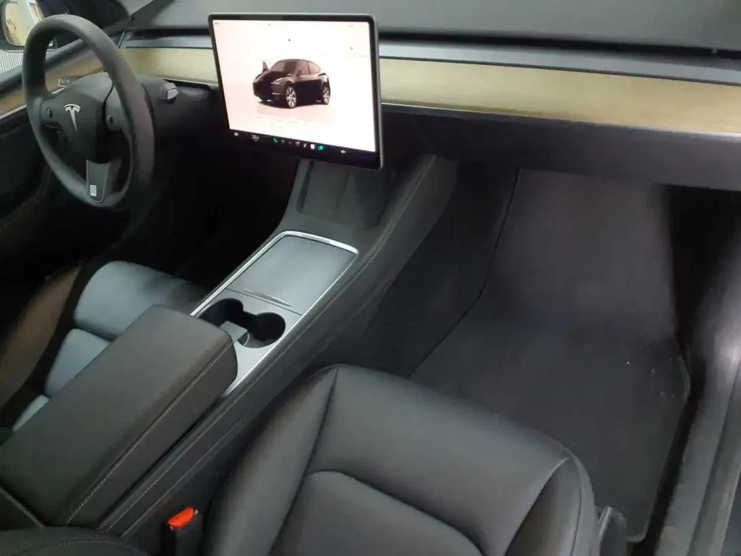 Tesla Model Y - Thumbnail 14