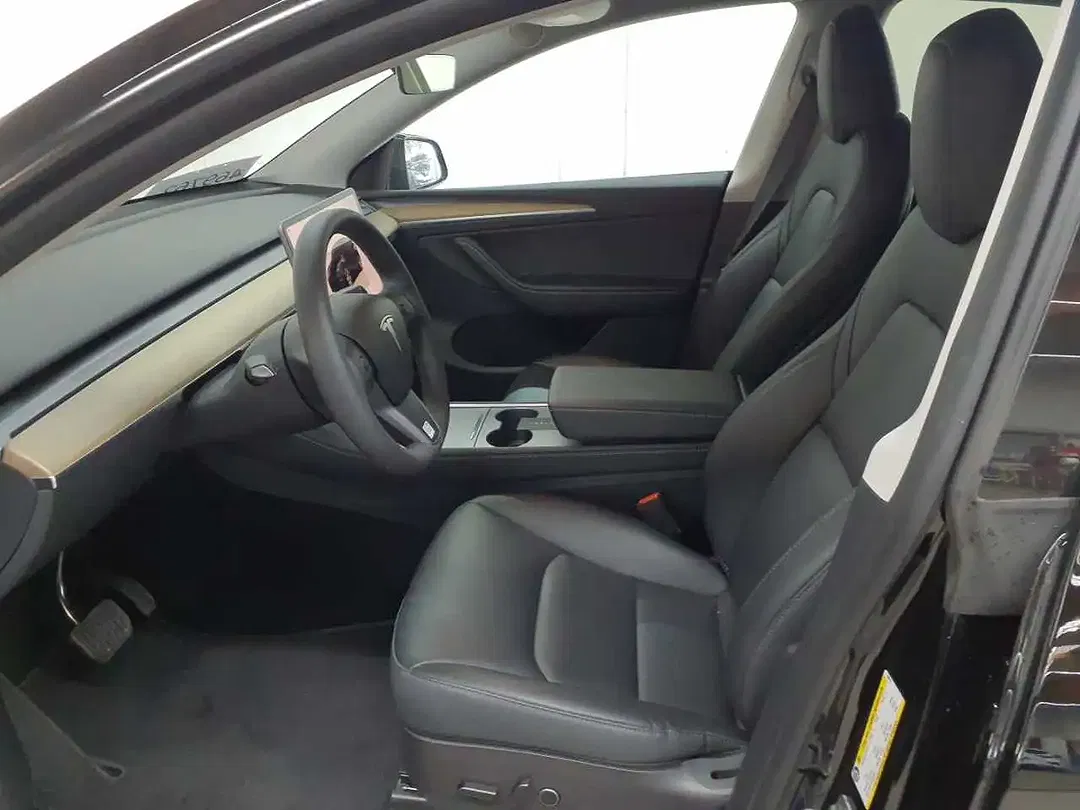 Tesla Model Y - Thumbnail 3