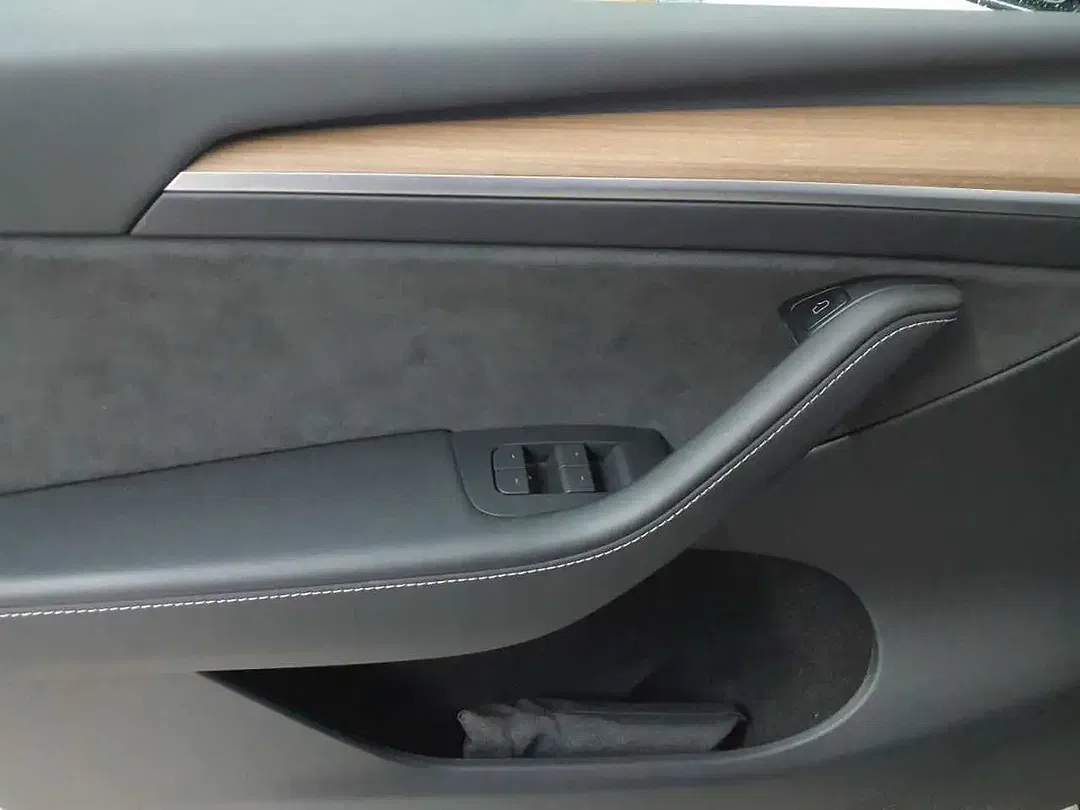 Tesla Model Y - Thumbnail 4
