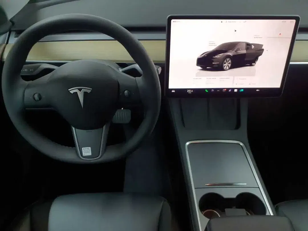 Tesla Model Y - Thumbnail 5