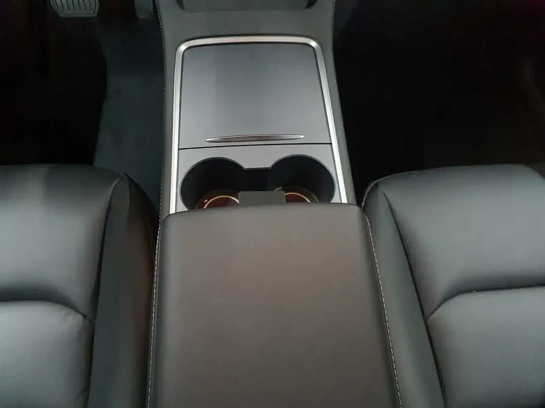 Tesla Model Y - Thumbnail 7