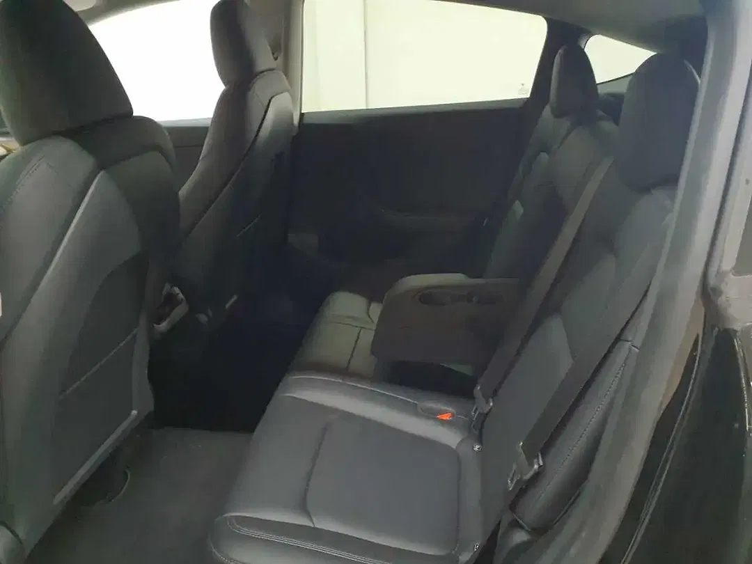 Tesla Model Y - Thumbnail 8