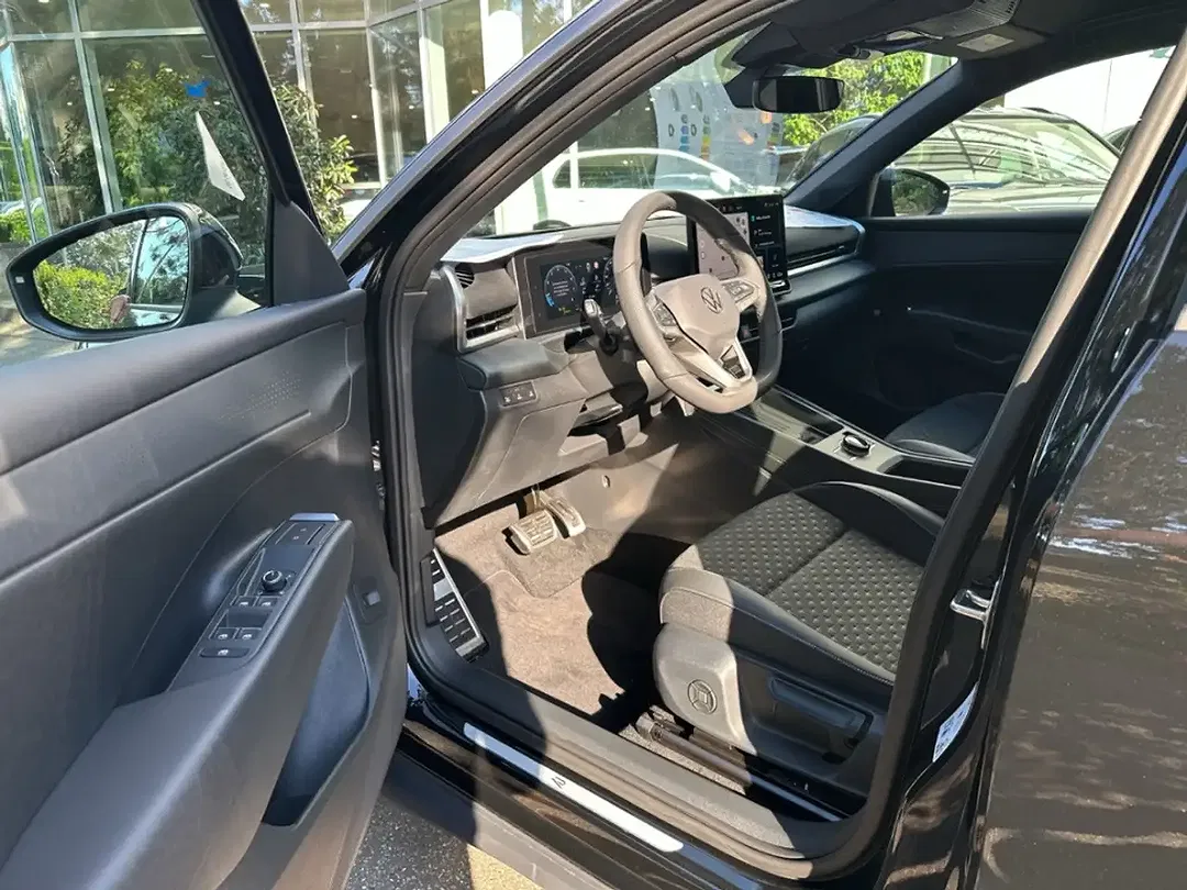 Volkswagen T-Roc - Thumbnail 5