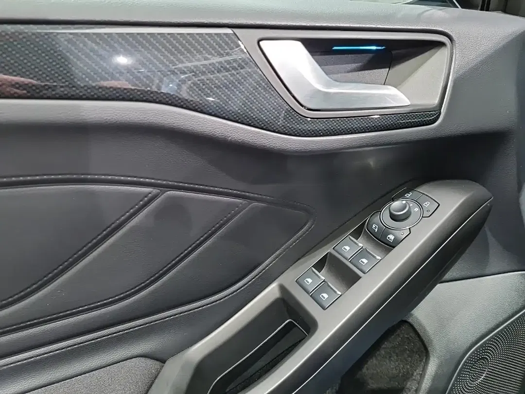Ford Focus - Thumbnail 10