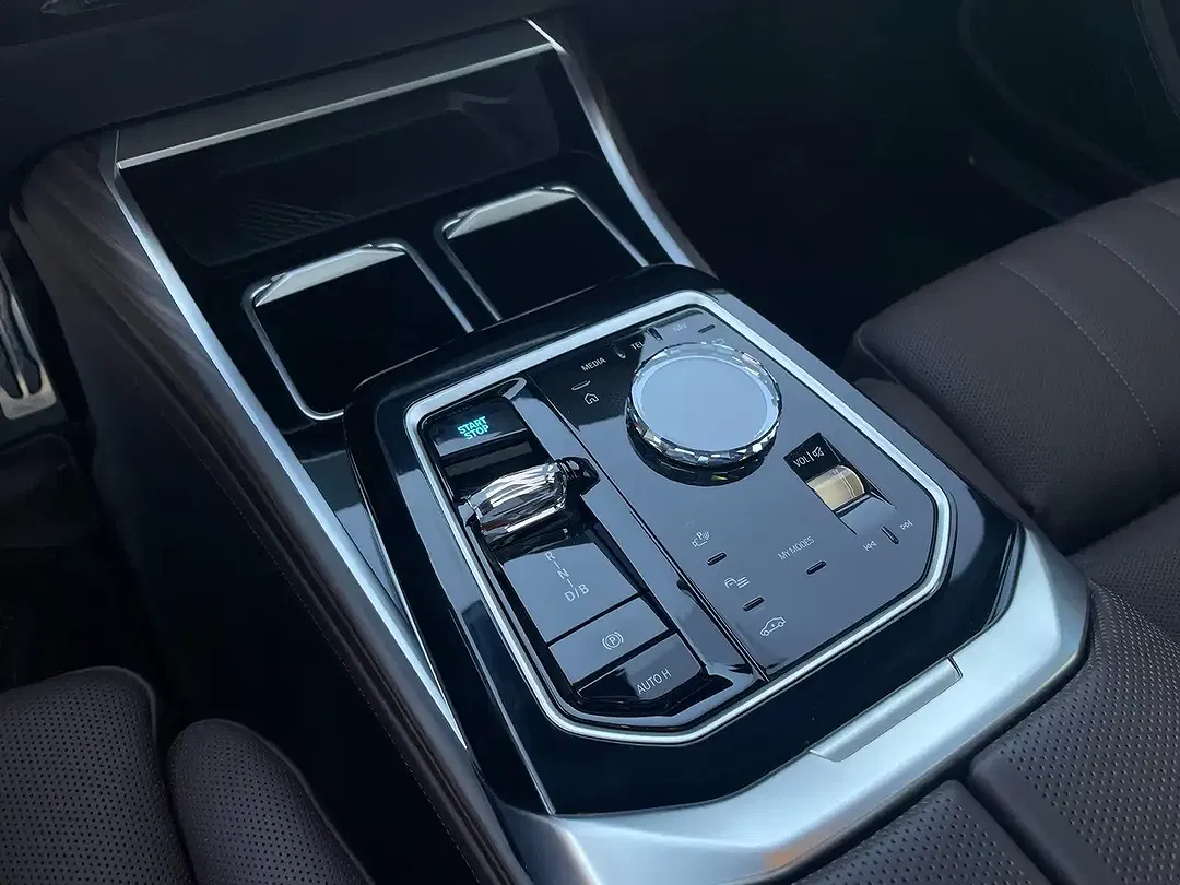 BMW i7 - Thumbnail 12