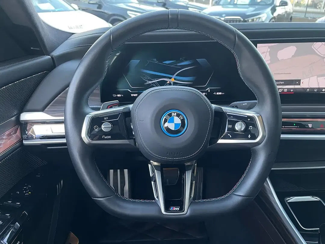BMW i7 - Thumbnail 8