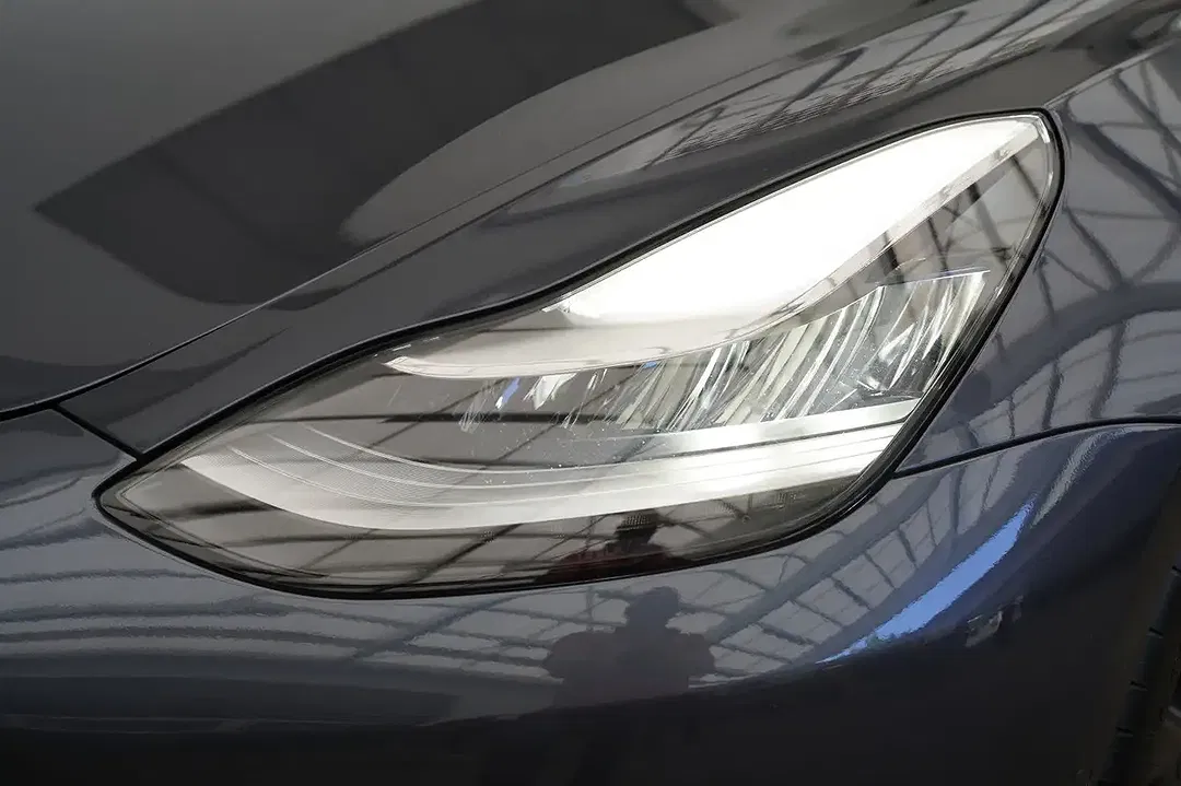 Tesla Model 3 - Thumbnail 9