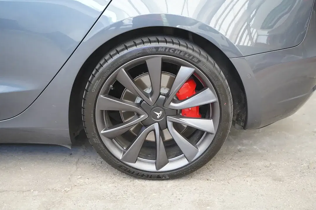 Tesla Model 3 - Thumbnail 10