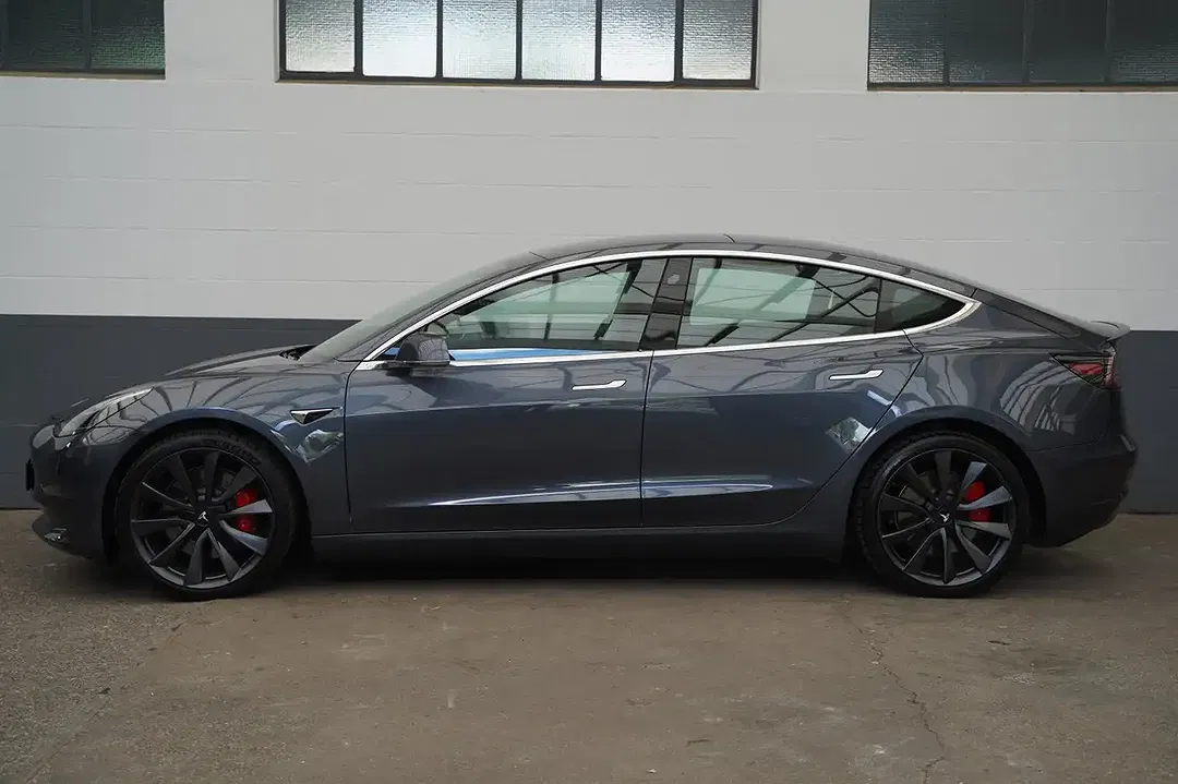 Tesla Model 3 - Thumbnail 2