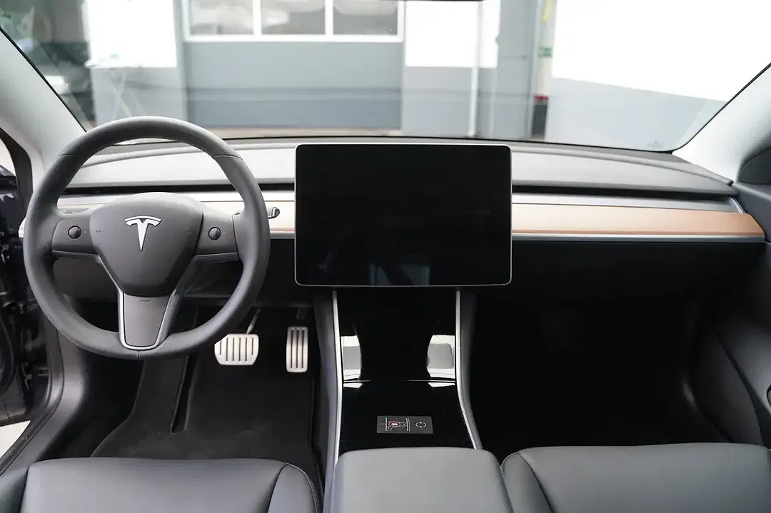 Tesla Model 3 - Thumbnail 8