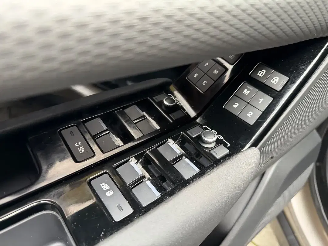 Land Rover Range Rover Velar - Thumbnail 11