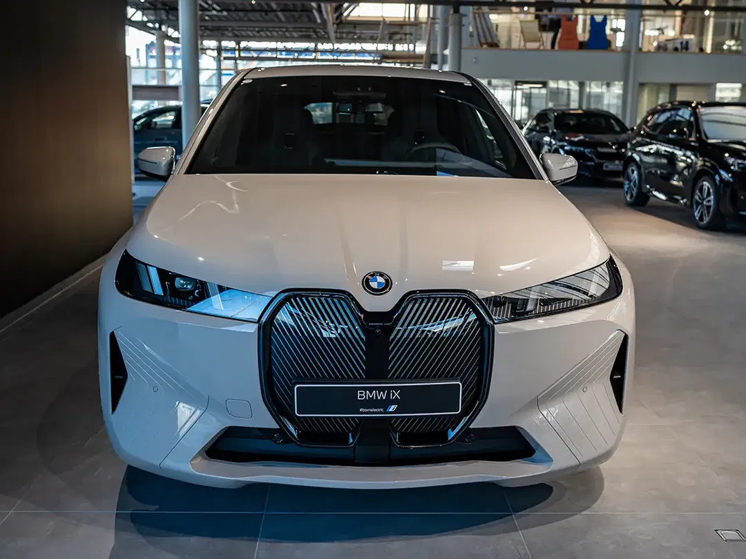 BMW iX - Thumbnail 3