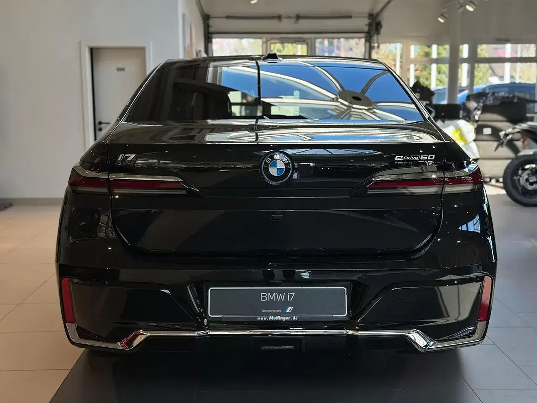 BMW i7 - Thumbnail 3