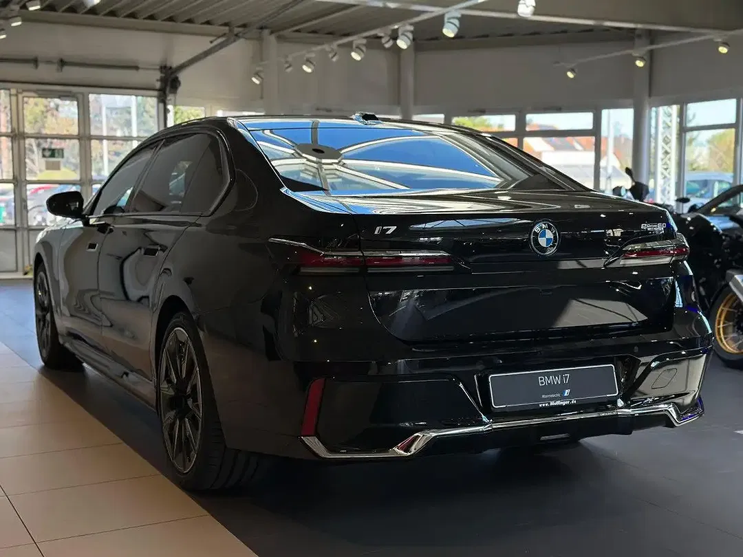 BMW i7 - Thumbnail 4