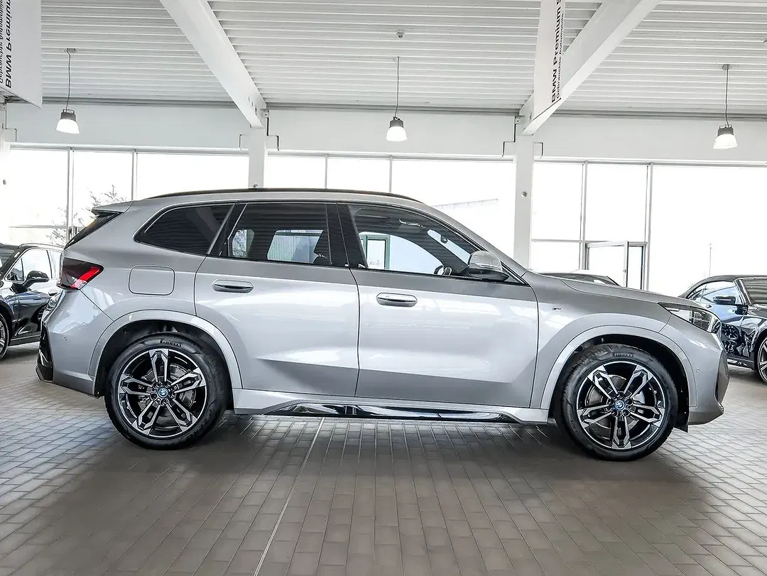 BMW iX1 - Thumbnail 11