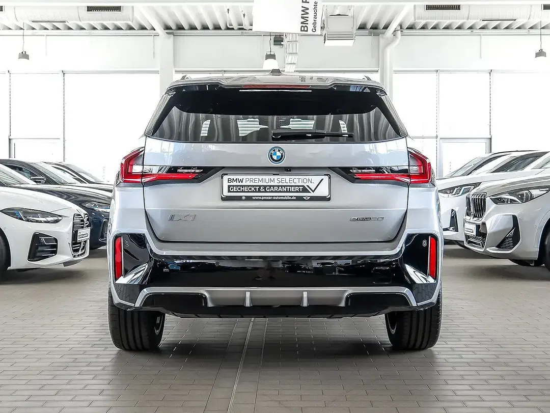 BMW iX1 - Thumbnail 12