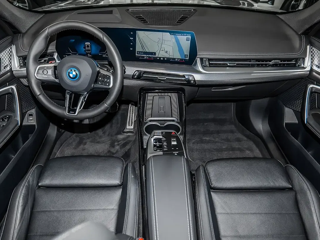 BMW iX1 - Thumbnail 3
