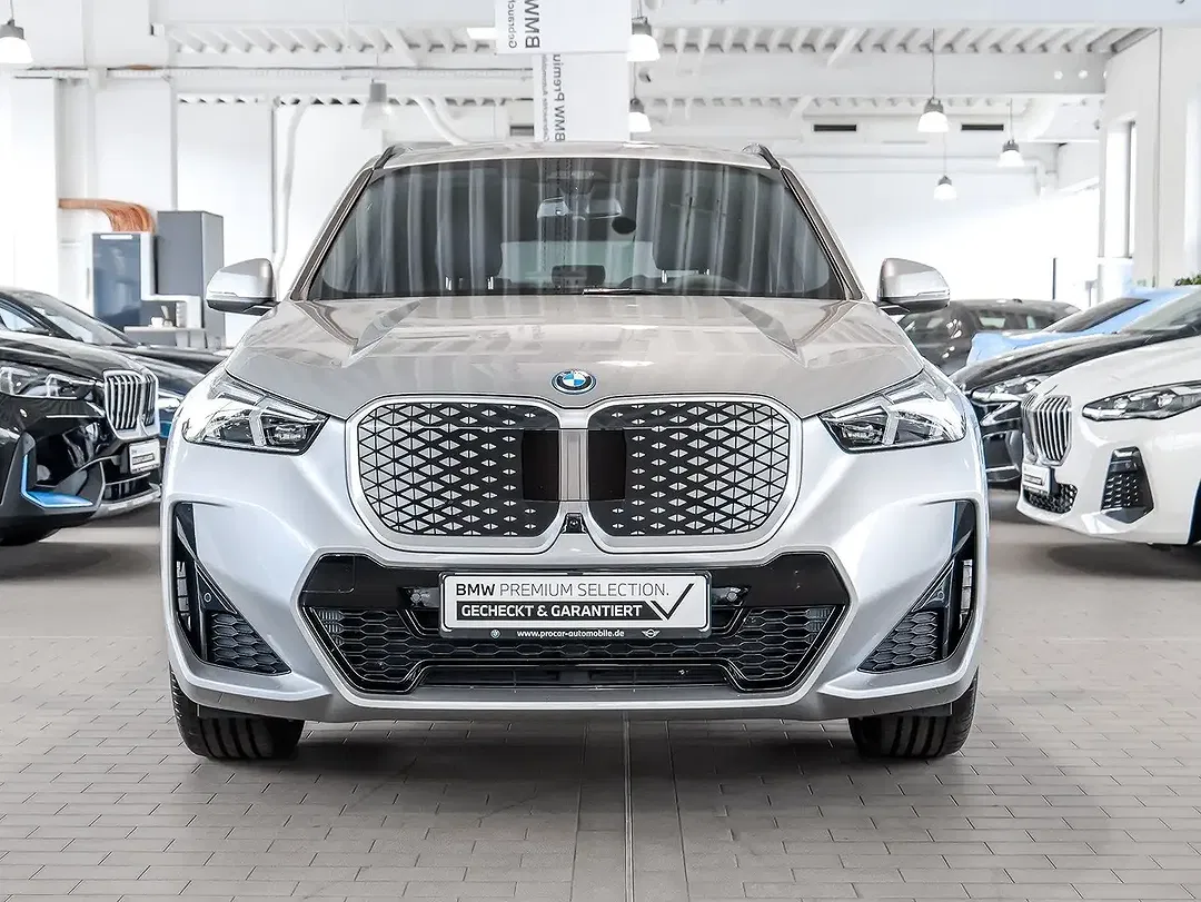 BMW iX1 - Thumbnail 9