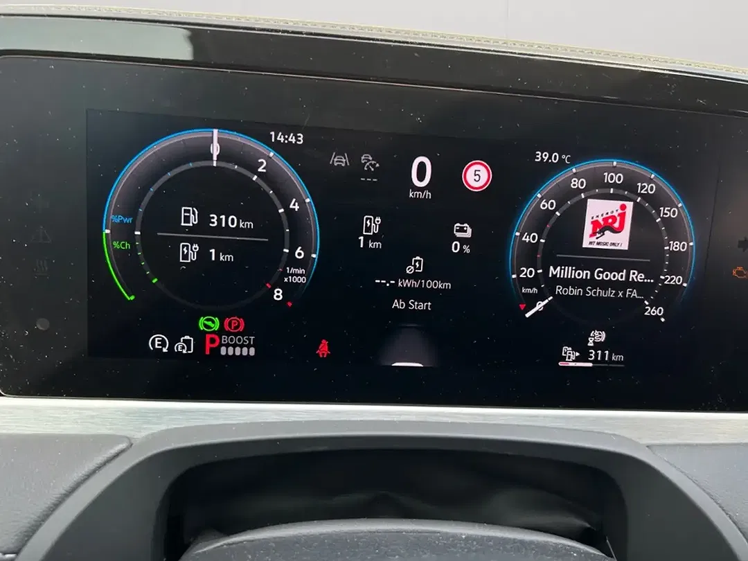 Volkswagen Passat - Thumbnail 11