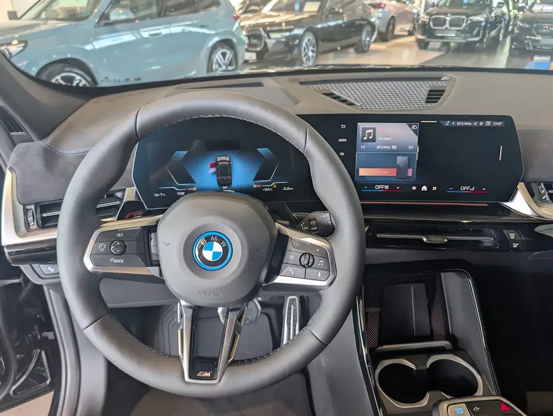 BMW iX1 - Thumbnail 15