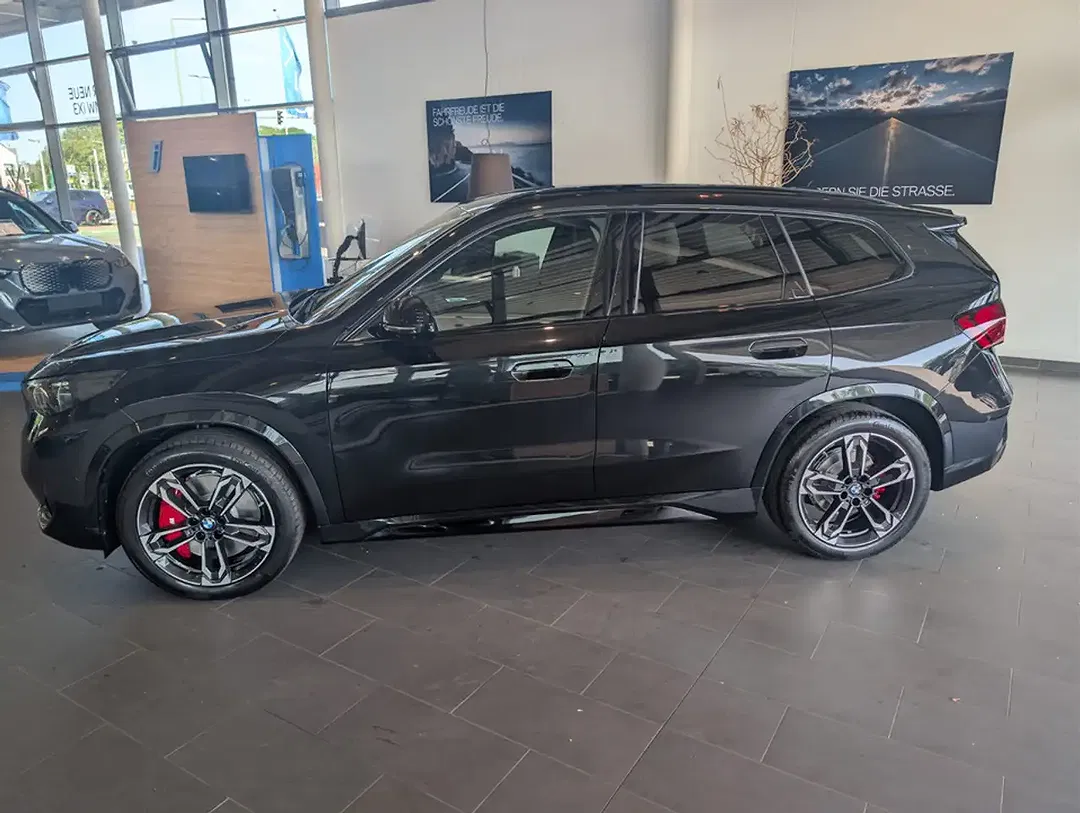BMW iX1 - Thumbnail 5