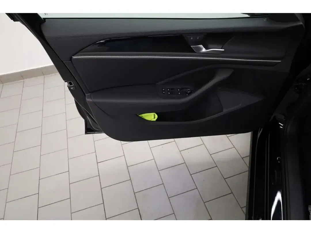 Volkswagen Passat - Thumbnail 13