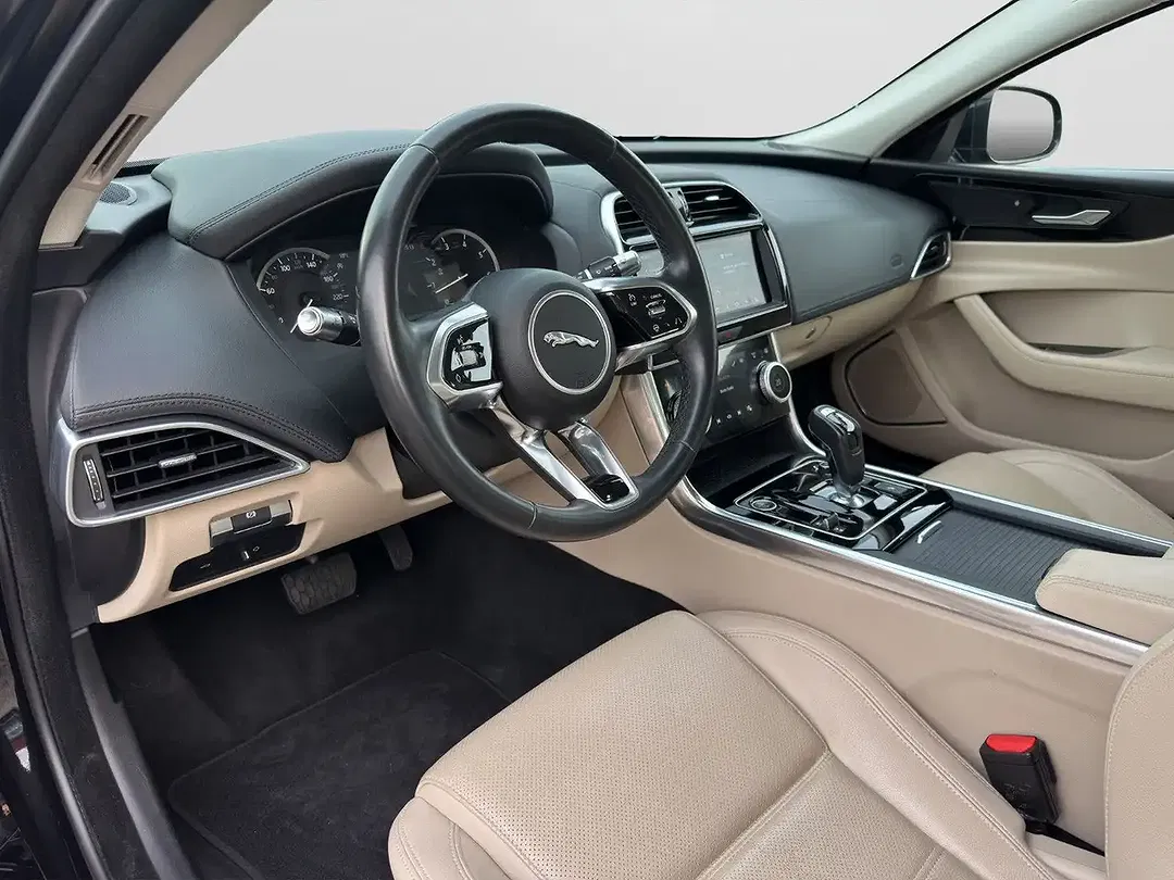 Jaguar XE - Thumbnail 11