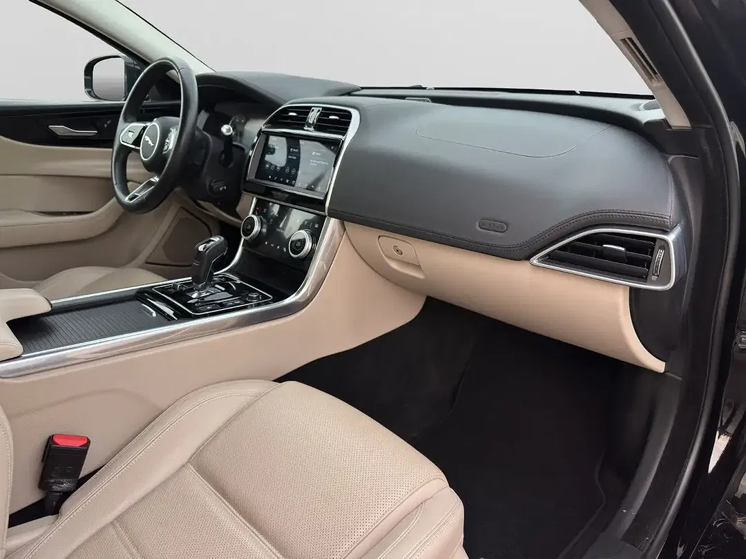 Jaguar XE - Thumbnail 12