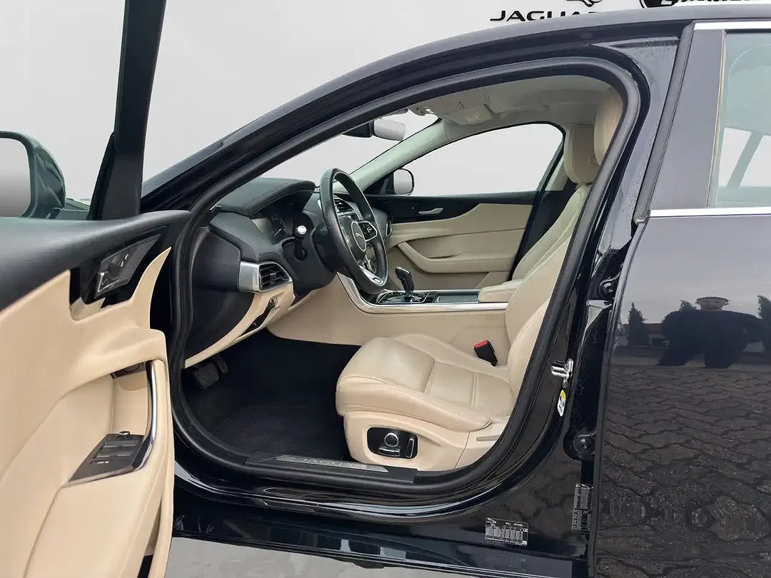 Jaguar XE - Thumbnail 13