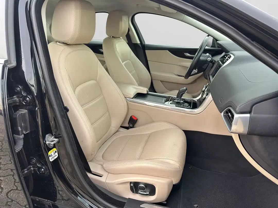 Jaguar XE - Thumbnail 14