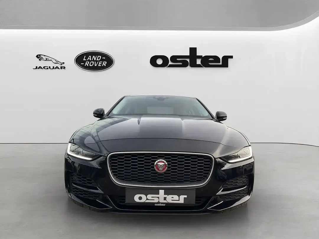 Jaguar XE - Thumbnail 3