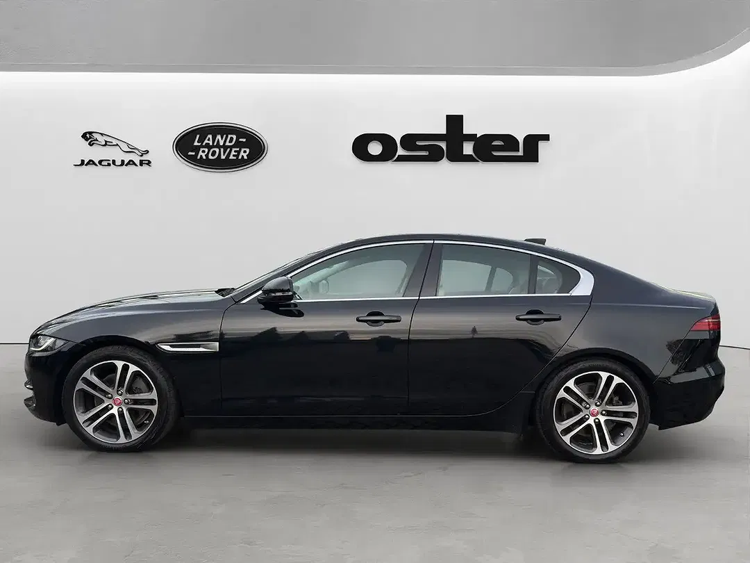 Jaguar XE - Thumbnail 4