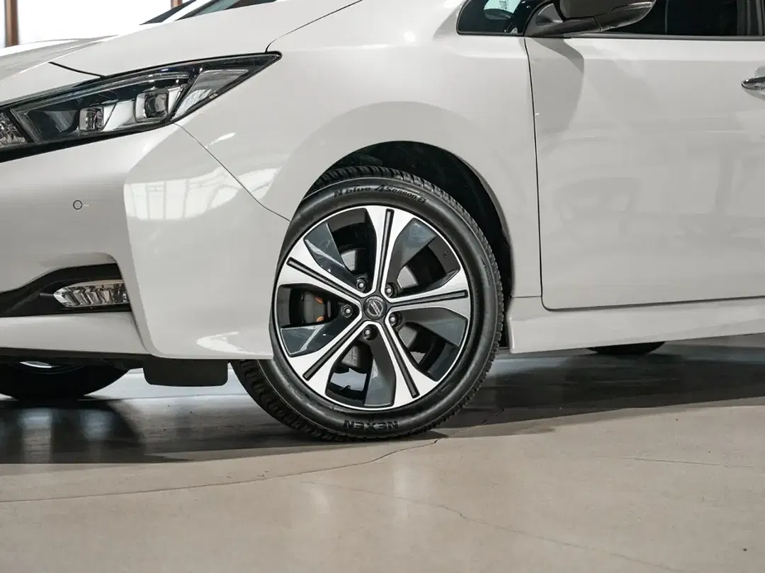 Nissan Leaf - Thumbnail 4