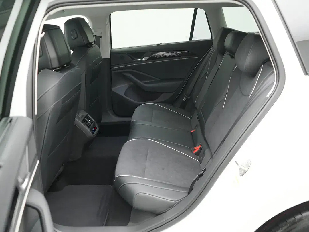 Volkswagen Passat - Thumbnail 13