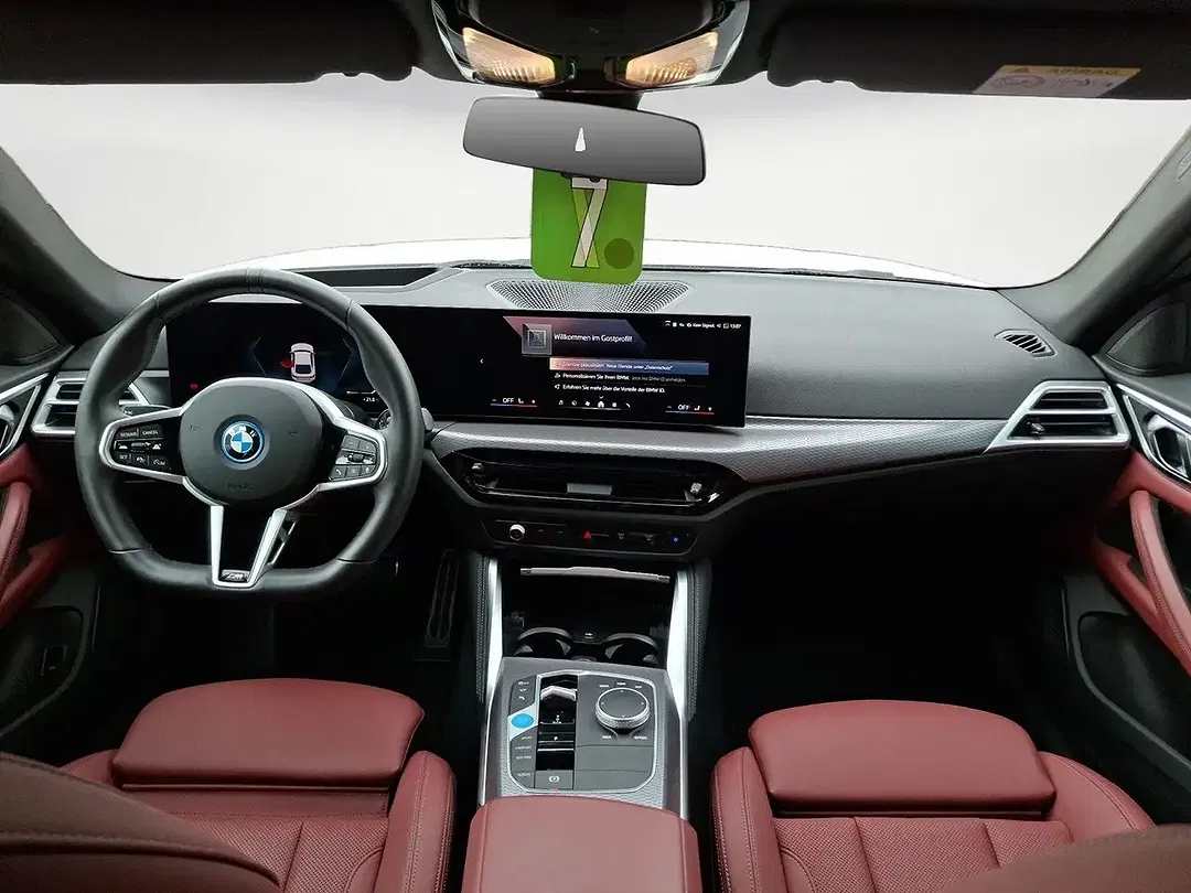 BMW i4 - Thumbnail 11