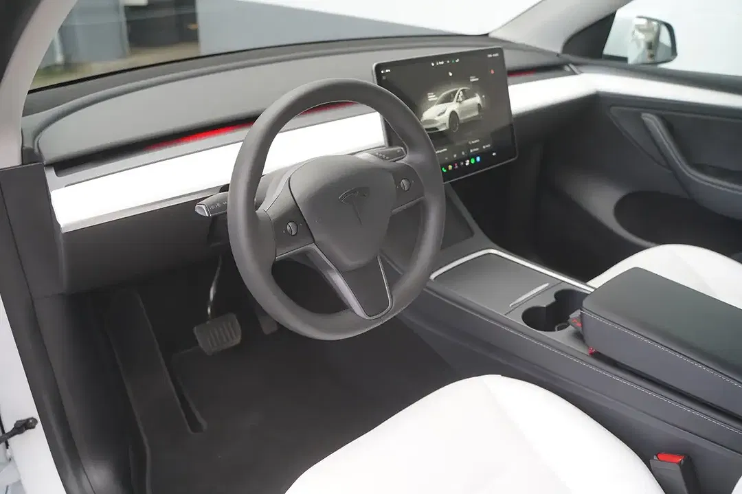 Tesla Model Y - Thumbnail 10