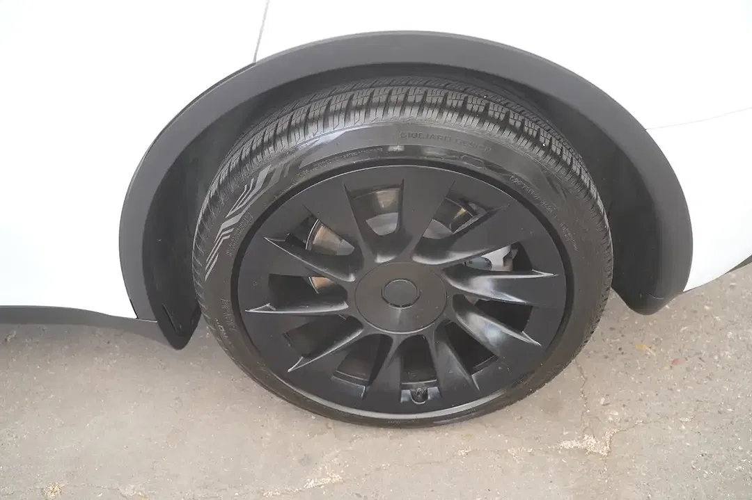 Tesla Model Y - Thumbnail 13