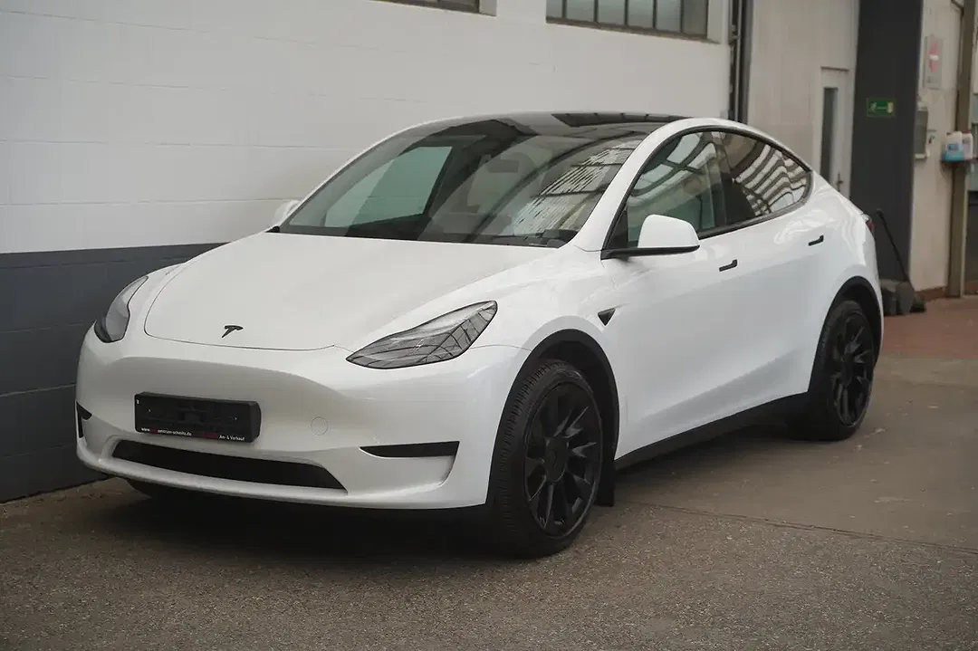 Tesla Model Y - Thumbnail 3
