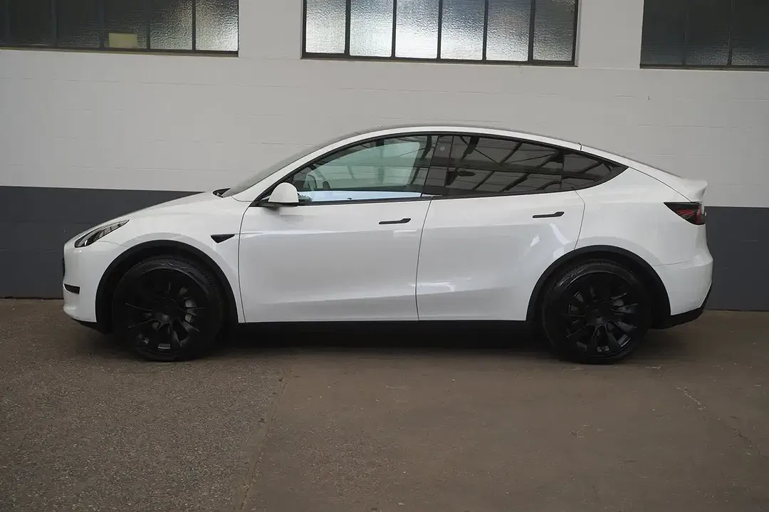 Tesla Model Y - Thumbnail 4