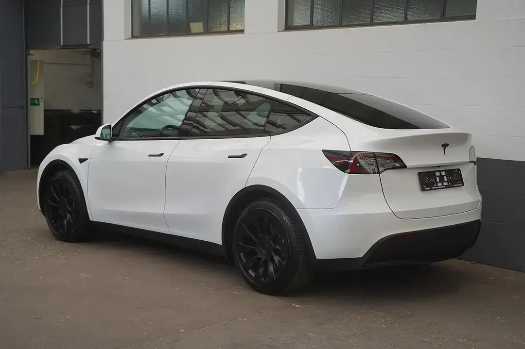 Tesla Model Y - Thumbnail 5