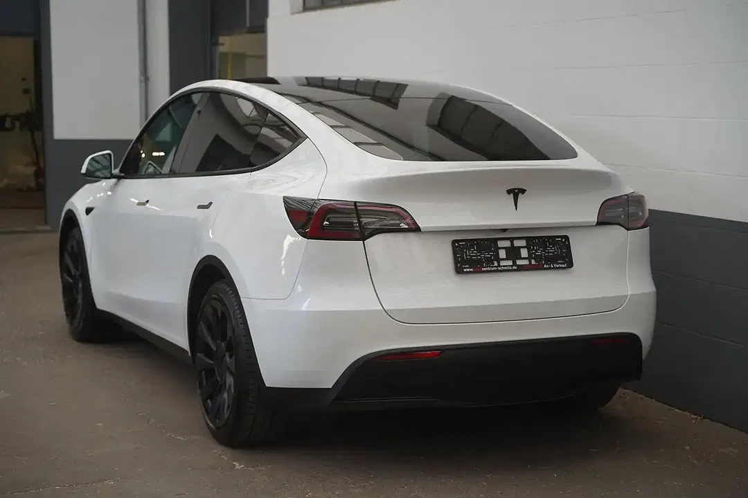 Tesla Model Y - Thumbnail 6