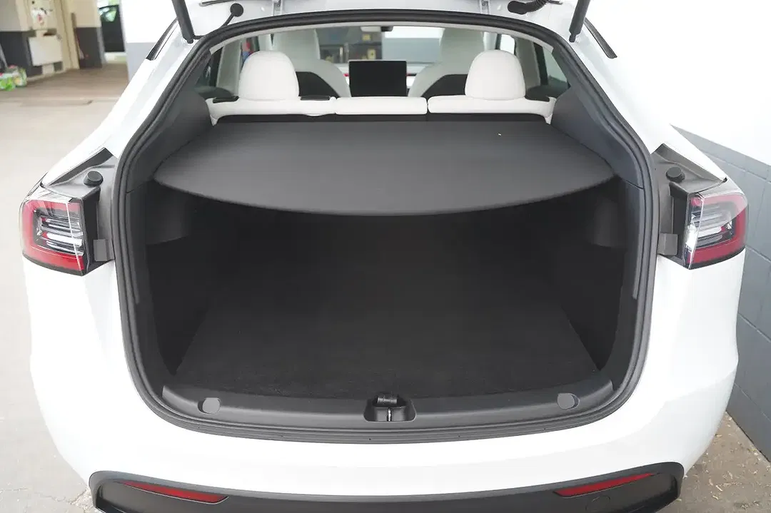 Tesla Model Y - Thumbnail 7