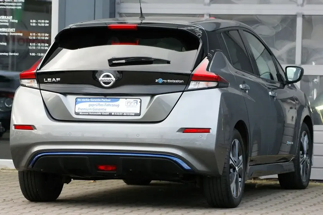 Nissan Leaf - Thumbnail 4