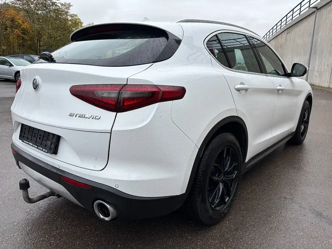 Alfa Romeo Stelvio - Thumbnail 4