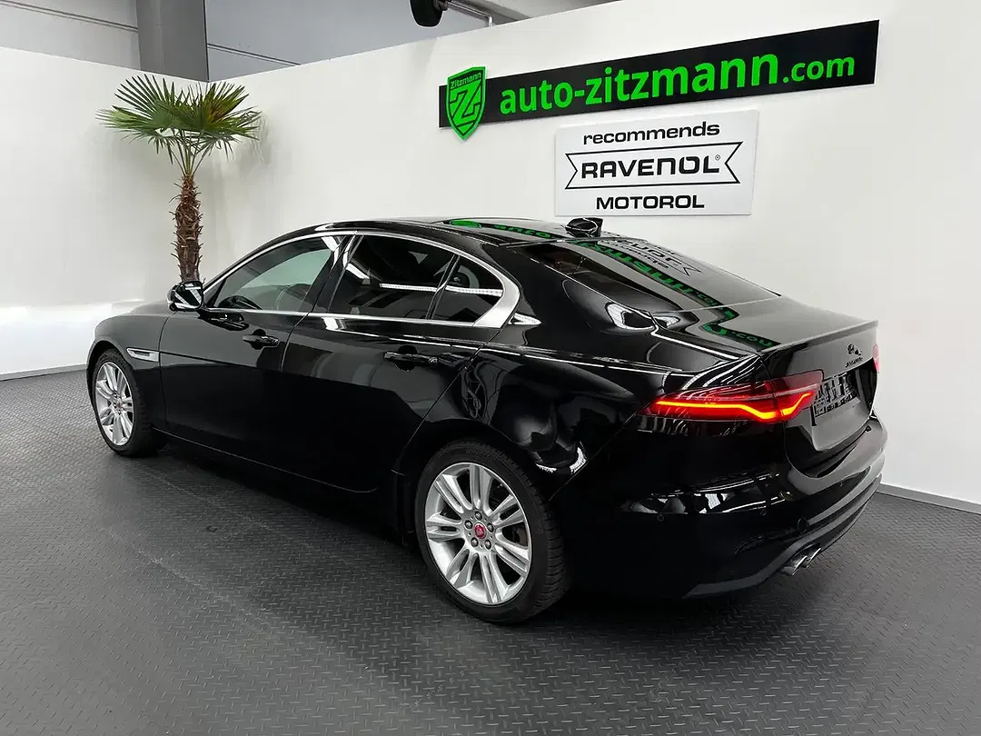 Jaguar XE - Thumbnail 5